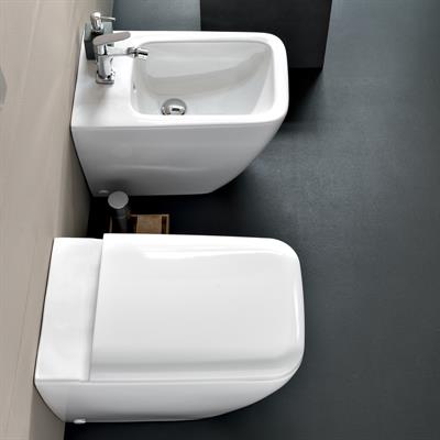 Coppia sanitari vaso bidet e coprivaso rallentato geberit icon square a terra rimfree